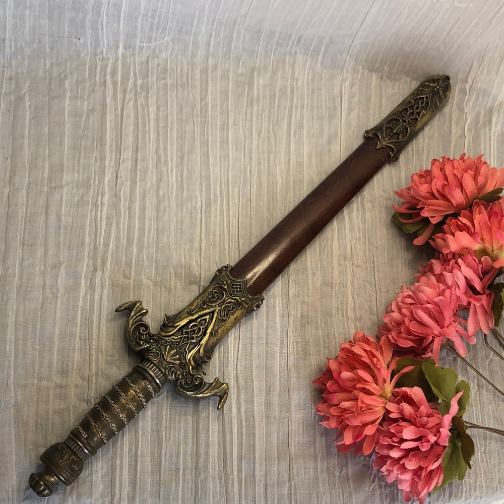RENAISSANCE MEDIEVAL display sword dagger sturdy metal & ornate sheath & hilt